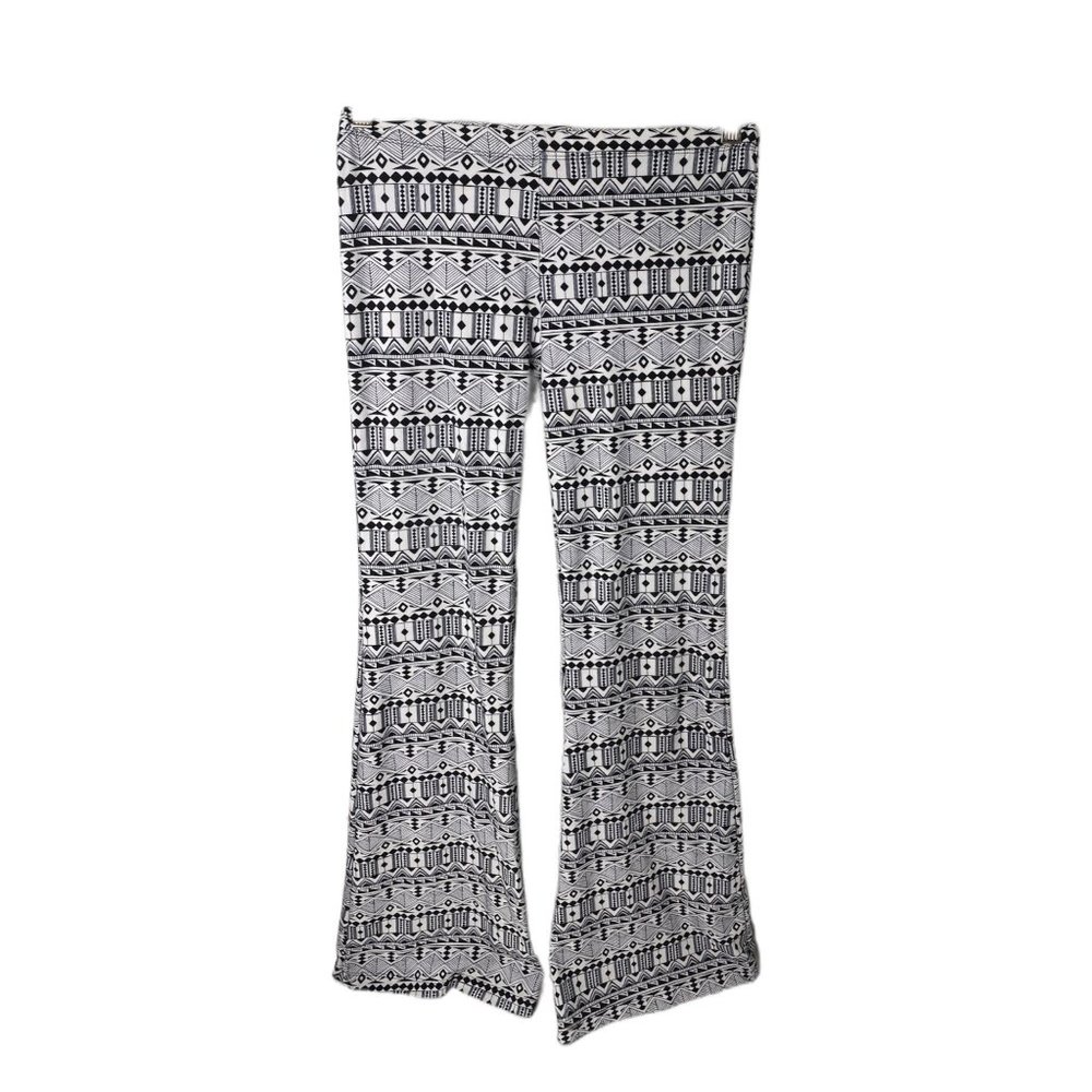 Woman’s size large Feathers light weight black and white casual sleep pants